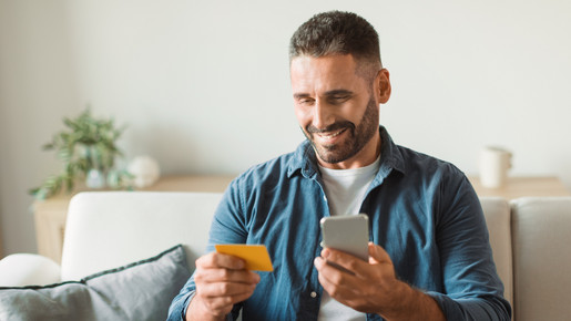 Käufer verwendet Telefon zum Einkaufen und hält Kreditkarte customer, caucasian, modern, money, message, male, background, technology, 40s, casual, buyer, businessman, buy, guy, application, digital, phone, offer, online, mobile, business, indoors, telephone, smartphone, gadget, bank, browsing, cellphone, communication, credit card, white, concept, home, store, people, adult, ecommerce, man, middle aged, retail, website, shopping, smile, internet, sale, european, finance, lifestyle, payment