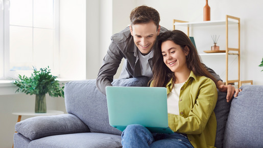 Junges Paar beim Online-Shopping zu Hause über den Laptop couple, shopping, online, laptop, internet, home, browsing, buy, leisure, searching, surfing, technology, webcam, portrait, web, pretty, enjoying, relaxing, relationship, interior, indoor, looking, young, together, happy, woman, room, computer, virtual, video, portable, man, video call, having, camera, call, notebook, social media, chat, pc screen, connection, cyberspace, husband, happy family, websurfing, communicating online, laptop webcam, using laptop, smiling