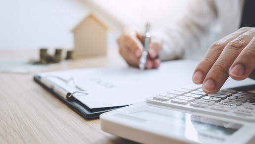 Geschäftsmann, der sich um die Finanzen kümmert und die Kosten für berechnet  loan, house, home, mortgage, investment, business, property, building, bank, sale, residential, finance, buying, credit, construction, purchase, money, contract, success, financial, agreement, customer, calculator, realtor, household, payment, broker, banking, seller, ownership, landlord, real estate, signature, insurance, home insurance, professional, project, management, buyer, approval, approve, debt, lawyer, legal, apartment, divorce, statement, calculation, accounting, marketing