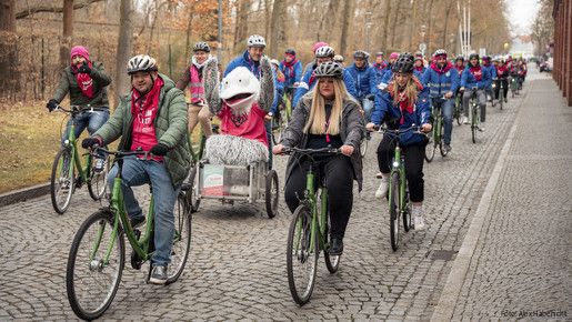 Das Foto zeigt Mitglieder der dbb jugend auf dem Fahhrad.