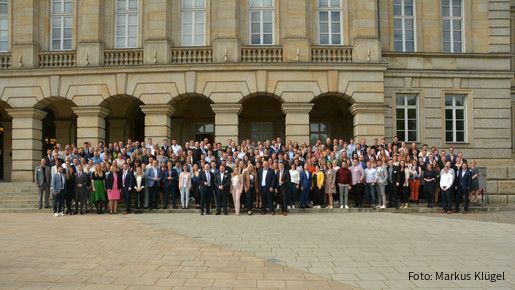 Alle mehr als 200 Delegierten des Bundesjugendtags der dbb jugend stehen am 6. Mai 2022 vor dem Ernst-Reuter-Haus in Berlin.
