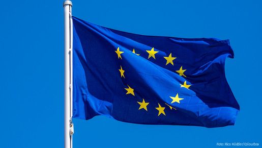 Das Foto zeigt eine Europaflagge, die im Wind flattert.