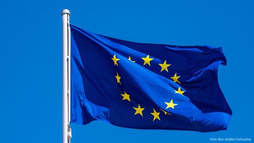 Das Foto zeigt eine Europaflagge, die im Wind flattert.