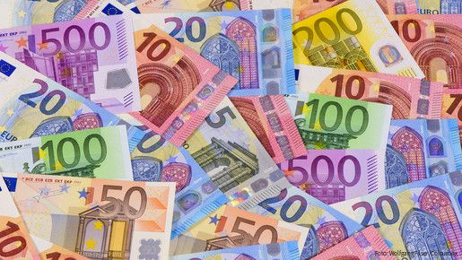 Das Foto zeigt Euro-Banknoten.