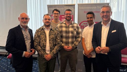 Zu sehen sind dbb-Chef Volker Geyer (links), Matthäus Fandrejewski (zweiter v. l.), dbb-Vize Andreas Hemsing (rechts) und Mitglieder der dbb jugend.