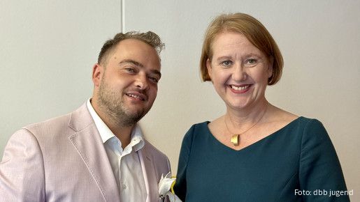 Das Foto zeigt Matthäus Fandrejewski, Vorsitzender der dbb jugend, und die Grünen-Politikerin Lisa Paus.