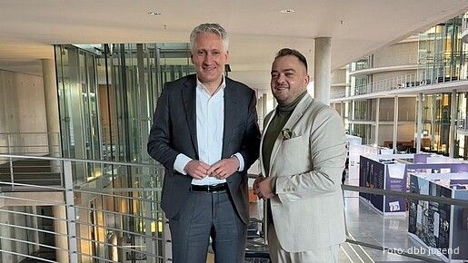 Das Foto zeigt den Bundestagsabgeordneten Hansjörg Durz (CSU) und Matthäus Fandrejewski, Vorsitzender der dbb jugend.